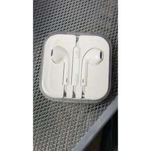 Apple EarPods Wired Headphones w/ Remote & Mic in Case – White